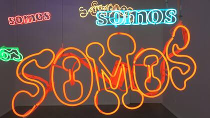 Vista de sala de la exposición Somos