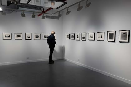 Vista de sala de la muestra actual de Claudio Perna en Islaa