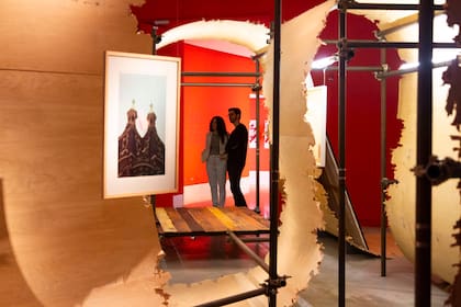 Vista de sala de la muestra Cien caminos en un solo día, con obras de Juliana Iriart y Luciana Lamothe, en el Moderno