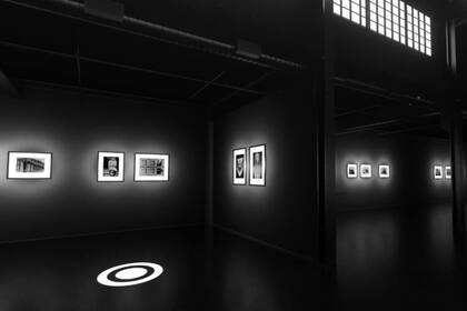 Vista de sala de la muestra colectiva Once en blanco y negro y gris, organizada por Diego Ortiz Mugica