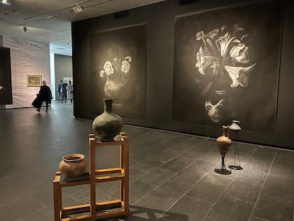 Vista de sala de la muestra, con las cerámicas realizadas por Rocío Gallardo