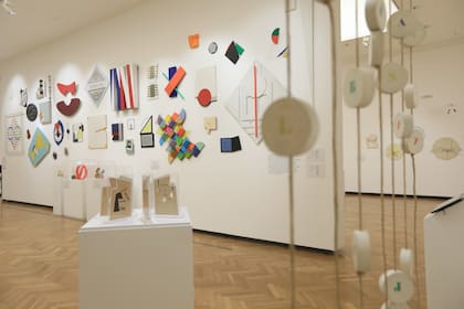 Vista de sala de la muestra dedicada a Arden Quin y sus contemporáneos en el Bellas Artes