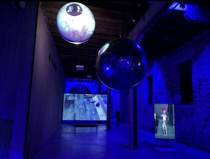 Vista de sala del pabellón argentino en Venecia; incluye un ojo gigante que se mueve sin cesar