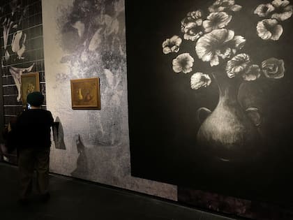 Vista de sala donde se exhibe el proyecto Restauración de un perfil, de Ana Gallardo, en CA2M