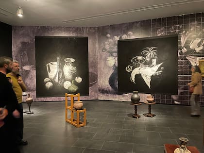 Vista de sala donde se exhibe el proyecto Restauración de un perfil, de Ana Gallardo, en CA2M