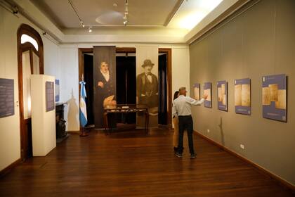 Vista de sala, rematada con la imagen de Belgrano y Mitre, y los paneles donde se exponen los documentos sobre la vida y obra del creador de la bandera
