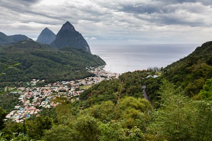 Vista de Soufrière a los pies de Petit Piton y su gemelo Gros Piton.