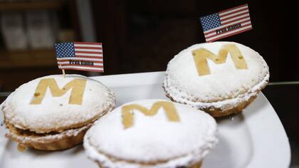 Vista de tres tartas de manzana dibujadas con la letra M en la pastelería Kruhek en el centro de Sevnica, Eslovenia
