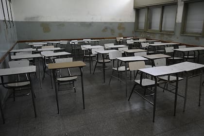 Vista de un aula vacía en una escuela secundaria que reabrió solo para estudiantes en su último año en clases improvisadas en el patio en Buenos Aires, Argentina, el 13 de octubre de 2020
