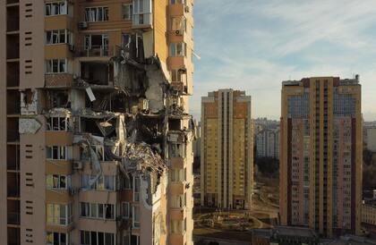 Vista de un edificio alcanzado por un misil ruso. Kiev, el 26 de febrero de 2022.