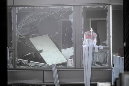 Vista de un edificio dañado tras una fuerte explosión ocurrida en la madrugada del 28 de septiembre de 2023 en una zona residencial de Storvreta, a las afueras de Uppsala. (Anders WIKLUND / AGENCIA DE NOTICIAS TT / AFP)