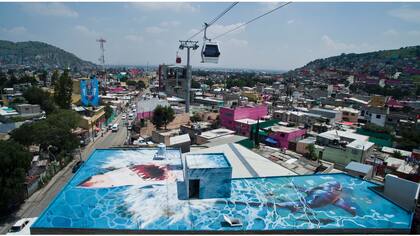 Vista de un mural pintado en el techo de un edificio