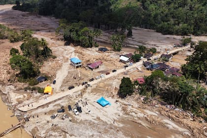 Vista de una aldea afectada por una inundación repentina en Batang Toru, Sumatra del Norte, Indonesia, el lunes 1 de diciembre de 2025