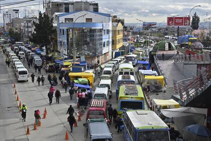 Vista de una calle muy transitada en El Alto, en Bolivia