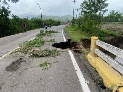 Vista de una carretera dañada después de que un río creciera debido a las fuertes lluvias tras el paso del huracán Beryl en Cumanacoa, estado Sucre, Venezuela, tomada el 3 de julio de 2024