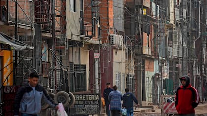 Vista de una de las arterias de la Villa 31 en Buenos Aires, la Argentina