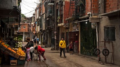 Vista de una de las calle en la Villa 31 en Buenos Aires, Argentina,