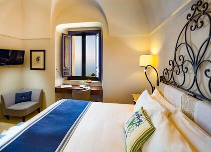 Vista de una de las suites de lujo del hotel, con una vista impresionante del golfo.