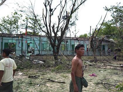 Vista de una escuela destruida después de un ataque aéreo del Ejército en Ohe Htein, Myanmar, el lunes 12 de mayo de 2025. (Foto, Batallón del distrito de Shwebo.12 vía AP)