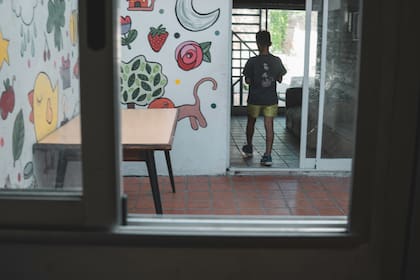 Vista de uno de los espacios que remodelaron y pintaron en un hogar de Chacarita