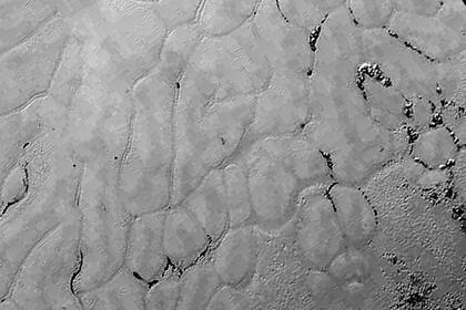 Vista de valles helados en Plutón a 12.430 kilómetros de altitud