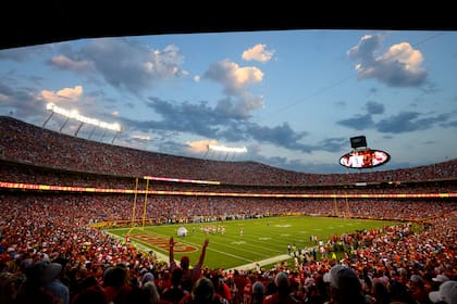 Vista del Arrowhead Stadium durante un partido de la NFL de los Chiefs; una caja de resonancia que en 2014 alcanzó un nivel de ruido de 142,2 decibelios