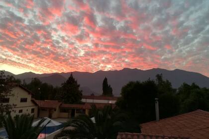 Vista del atardecer desde el Howard Johnson Rinconada de los Andes, un pueblo que es capital del turismo espiritual en Chile