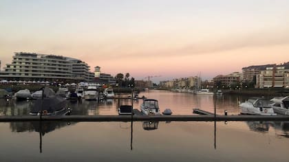 Vista del atardecer desde Pichón restaurante en Nordelta.