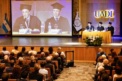 Vista del aula magna colmada por autoridades de la institución y de LA NACION, colegas, familiares y amigos