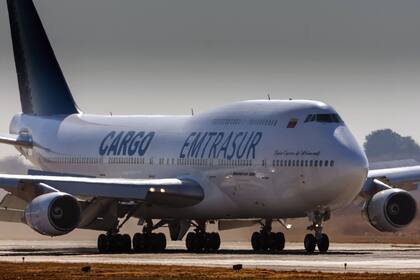 Vista del Boeing 747-300 registrado con el número YV3531 de la aerolínea venezolana Emtrasur Cargo en el aeropuerto internacional de Córdoba, Argentina, el 6 de junio de 2022, luego de despegar hacia Buenos Aires