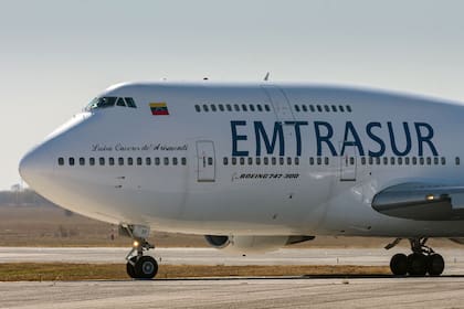 Vista del Boeing 747-300 registrado con el número YV3531 de la aerolínea venezolana Emtrasur Cargo en el aeropuerto internacional de Córdoba, Argentina, el 6 de junio de 2022, luego de despegar hacia Buenos Aires. El avión transportaba componentes para automotrices y tenía14 tripulantes venezolanos y cinco iraníes, se encuentra retenido en el aeropuerto bonaerense de Ezeiza