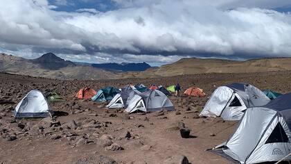 Vista del Campamento en el área de rocas cretácicas en la Formación Chorrillo, ubicada a 30 km de El Calafate.