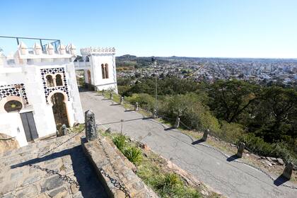 Vista del Castillo Morisco en la cumbre del cerro del Parque Independencia, donación de la colectividad española residente en Tandil. 