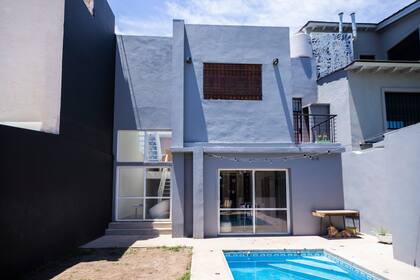 Vista del contrafrente de la casa familiar. A la izquierda, el espacio se "llenó" sin perturbar la fachada, al contrario: le sumó diseño haciendo equilibrio entre lo que se muestra y se oculta.