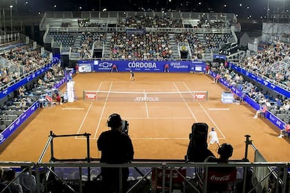 Una panorámica del court central del Córdoba Open; aún debe evaluarse el ingreso de espectadores