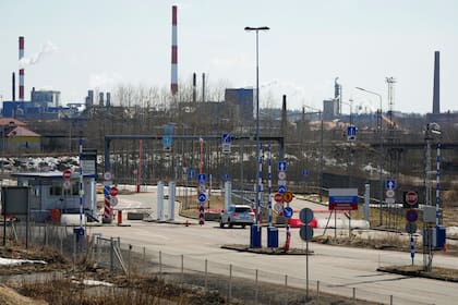 Vista del cruce fronterizo ruso Svetogorsk desde el cruce fronterizo Pelkola en Imatra, en el sudeste de Finlandia, el 14 de abril de 2023. (Foto AP/Sergei Grits)