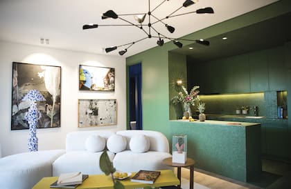 Vista del departamento ambientado por el estudio Trama para la primera edición de Experiencia Living, donde sorprendieron a los visitantes con esta cocina monocromática.