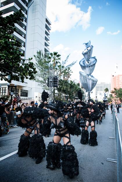 Vista del desfile sobre la Avenida Collins