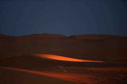 Vista del desierto donde un oasis artificial se ha  levantado sobre dunas de color salmón, derrochando dinero tras un año de pandemia y en un momento en que el reino petrolero intenta impulsar el turismo nacional.