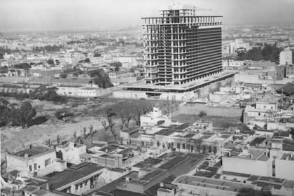Vista del edificio en construcción de la Cárcel de Encausados y alrededores. Barrio Parque Patricios, agosto de 1967