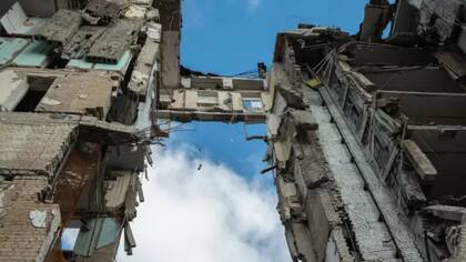 Vista del efecto de un misil que impactó en Mykolaiv, en el sudeste de Ucrania