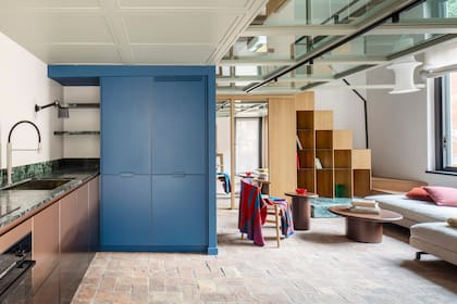 Vista del entrepiso, con una mitad vidriada, desde la planta baja. "Hicimos prácticamente todos mobiliario a medida, lo que nos permitió maximizar el uso del espacio y asegurar una integración perfecta con la arquitectura”