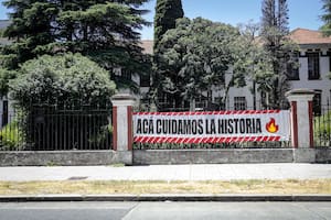 Vista del Espacio de Memoria y Derechos Humanos en la ex ESMA durante enero, intervenido con carteles por los trabajadores nucleados en ATE