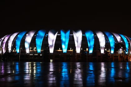 El estadio Beira-Río se iluminó de celeste y blanco para despedir a Diego