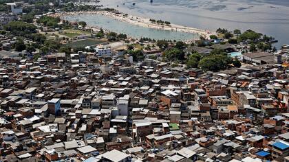 Vista del estanque artificial conocido como piscinao, o piscina grande, en los suburbios norteños de Río de Janeiro, el Brasil