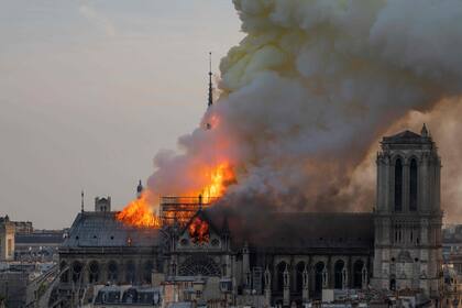 Vista del feroz incendio que destrozó la catedral de Notre Dame el 15 de abril de 2019