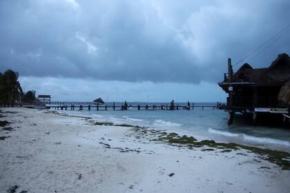 Vista del frente de tormenta sobre las playas de Cancún