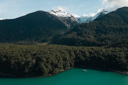 Vista del glaciar Torrecillas desde el lago Menéndez