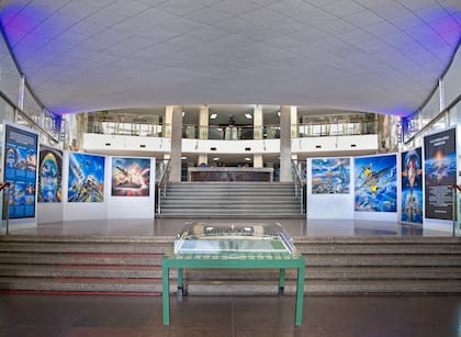 Vista del hall del Edificio Cóndor, donde se exhibe la muestra "Homenaje a la Fuerza Aérea Argentina"