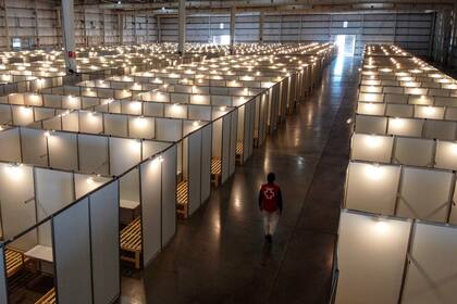 Vista del hospital de campaña de 2.500 camas para pacientes con coronavirus COVID-19 establecido dentro de Tecnopolis -un parque de ciencia, tecnología y cultura- en Villa Martelli, provincia de Buenos Aires.